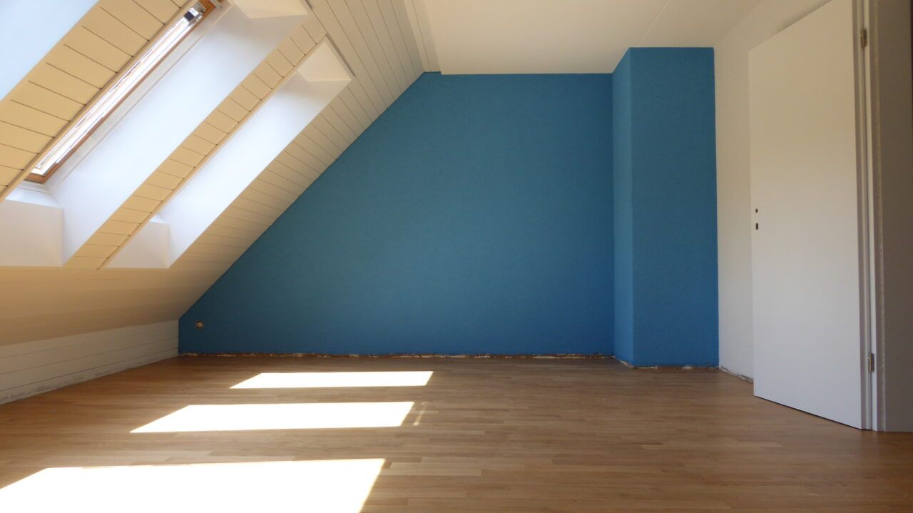 Frisch blau gestrichene Dachschräge in einem hellen Zimmer