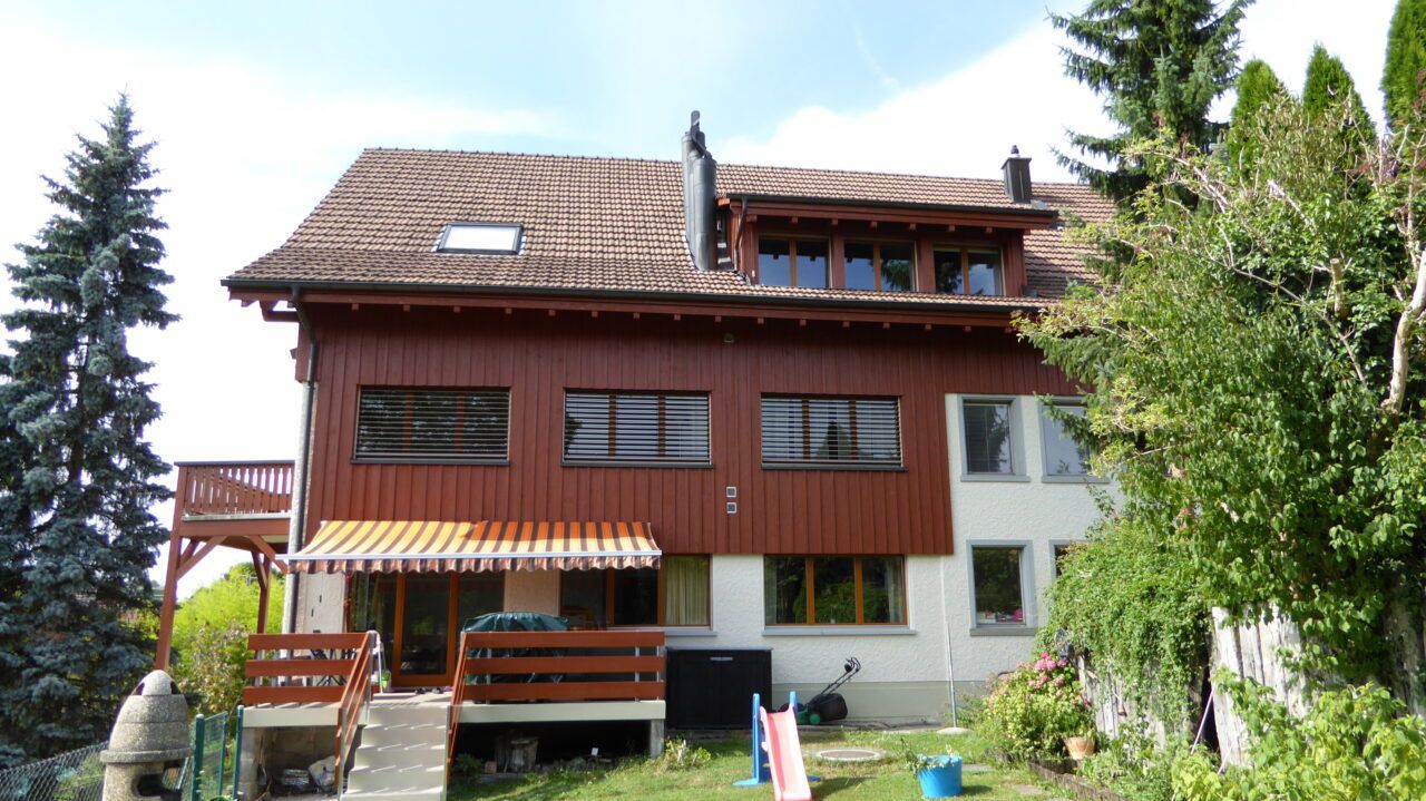 Fassade Holz, Fenster, Grobputz: Stirn / Ortbrett mit Alublech einfassen, Foto 4