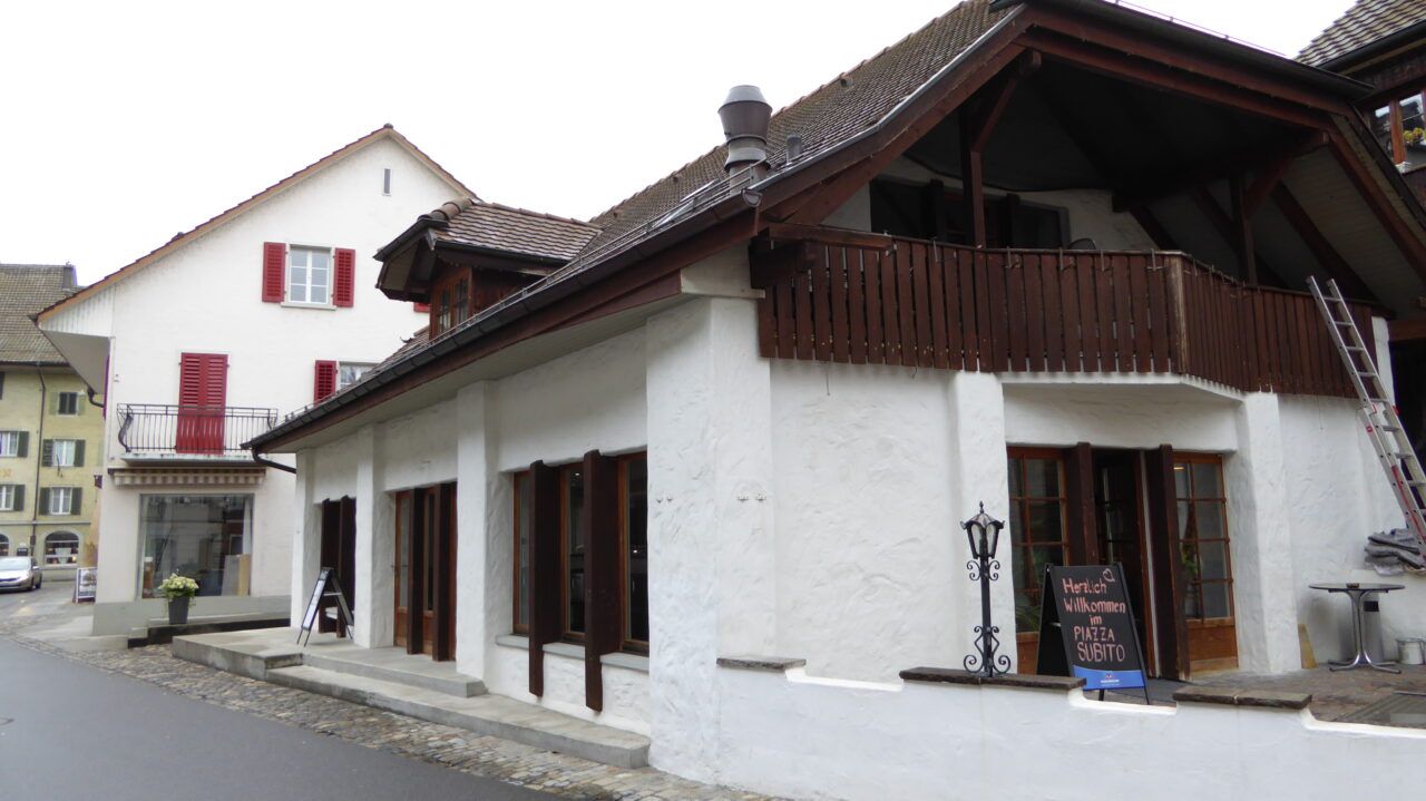 Neu gestrichene Hausfassade mit Holzbalkon