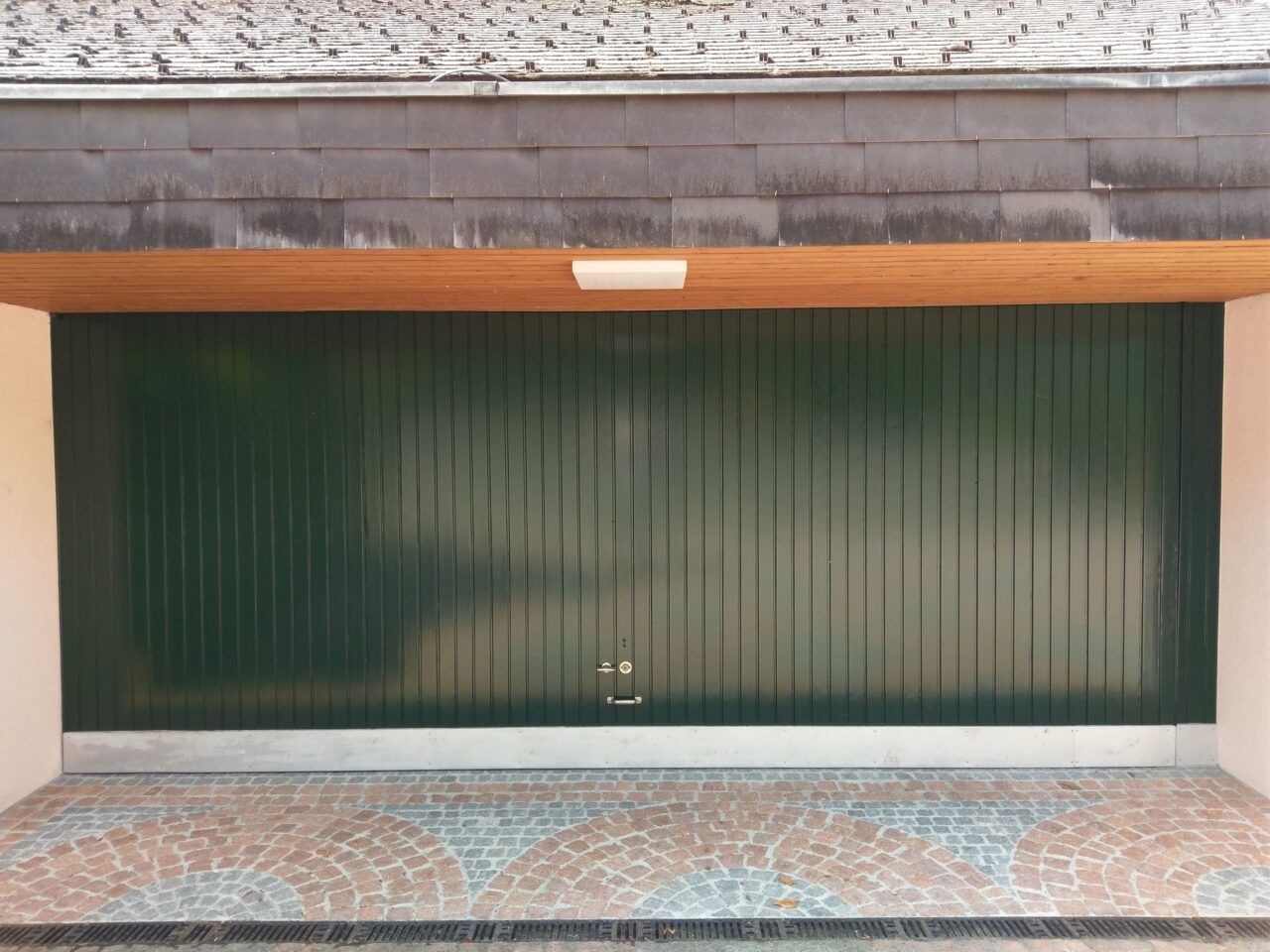 Fassade Holz, Fenster, Grobputz: Stirn / Ortbrett mit Alublech einfassen, Foto 11