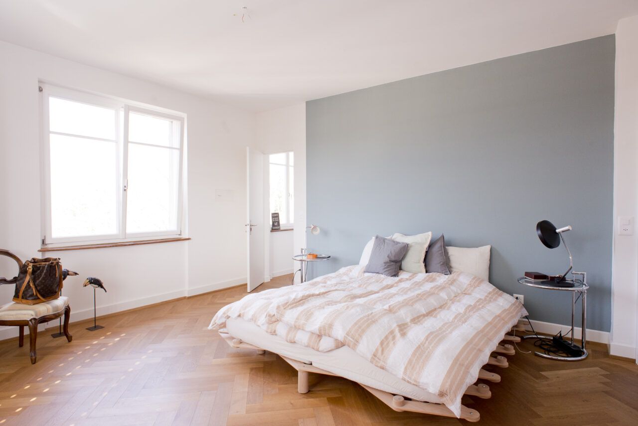 Schlafzimmer mit grau gestrichener Wand