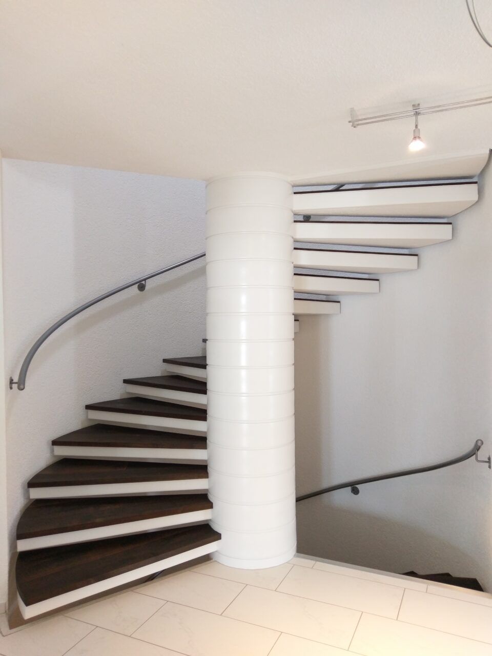 Weisse Wendeltreppe mit dunklen Stufen
