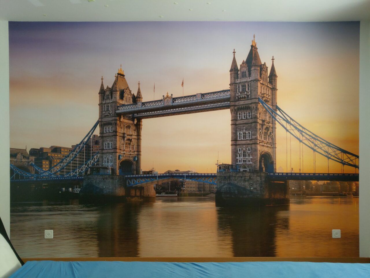 Schlafzimmer mit Fototapete der Tower Bridge in London
