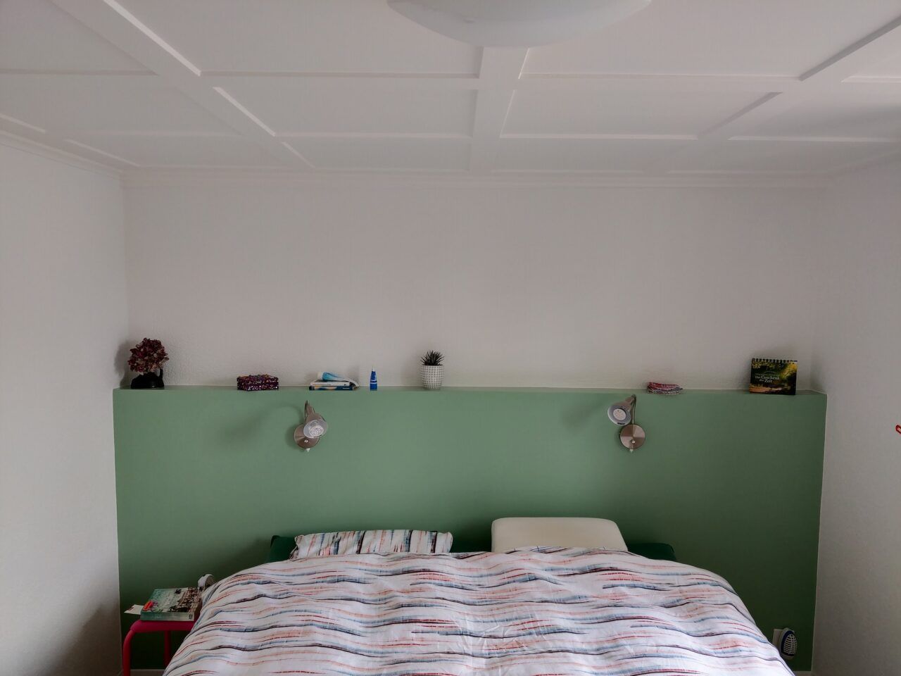 Geglättete Wand in einem Raum mit Malerutensilien