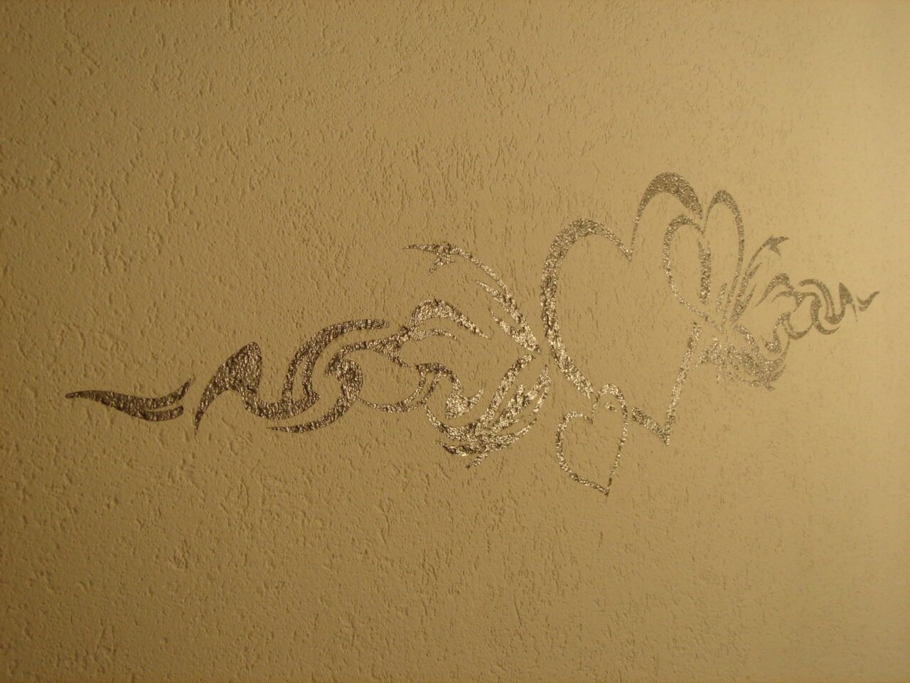 Herz-Ornament als Wandtattoo an einer Wand